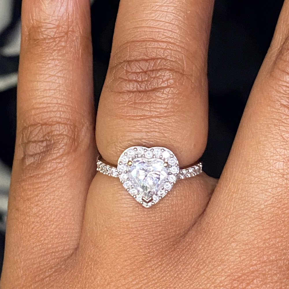 10k gold band heart shaped wedding/engagement ring - Picture 8 of 12